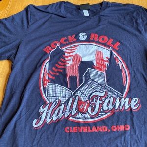 Rock & Roll Hall of Fame Cleveland Ohio t-shirt size L in good condition